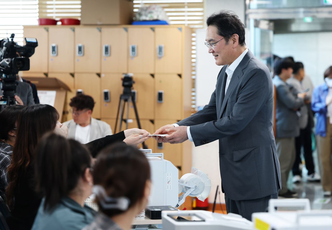 투표용지 받는 이재용 삼성전자 회장