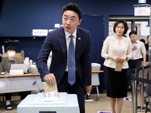 사전투표하는 강훈식 비서실장