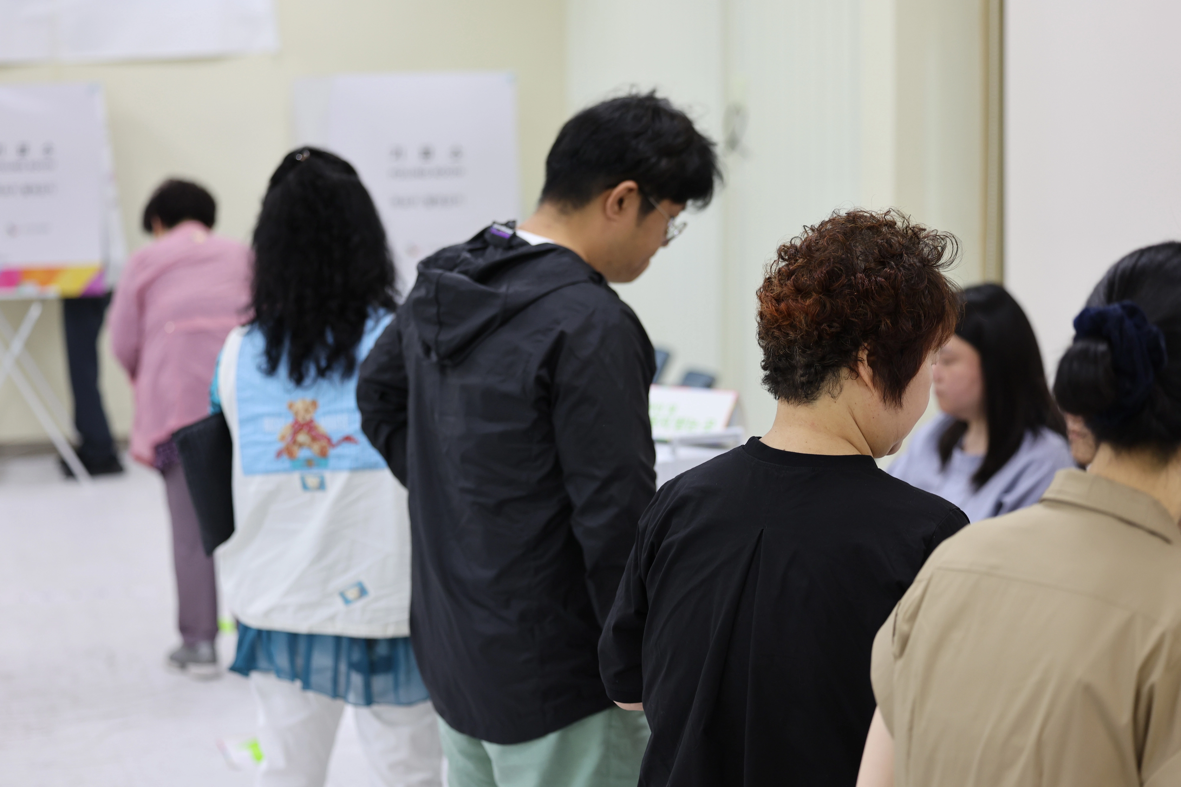 사전투표 이틀째  6·3 지방선거 및 국회의원 재·보궐선거 사전투표 둘째 날인 30일 오전 울산 중구건강지원센터에 마련된 다운동 사전투표소에서 유권자들이 투표를 위해 본인 확인을 받고 있다. 2026.5.30 연합뉴스