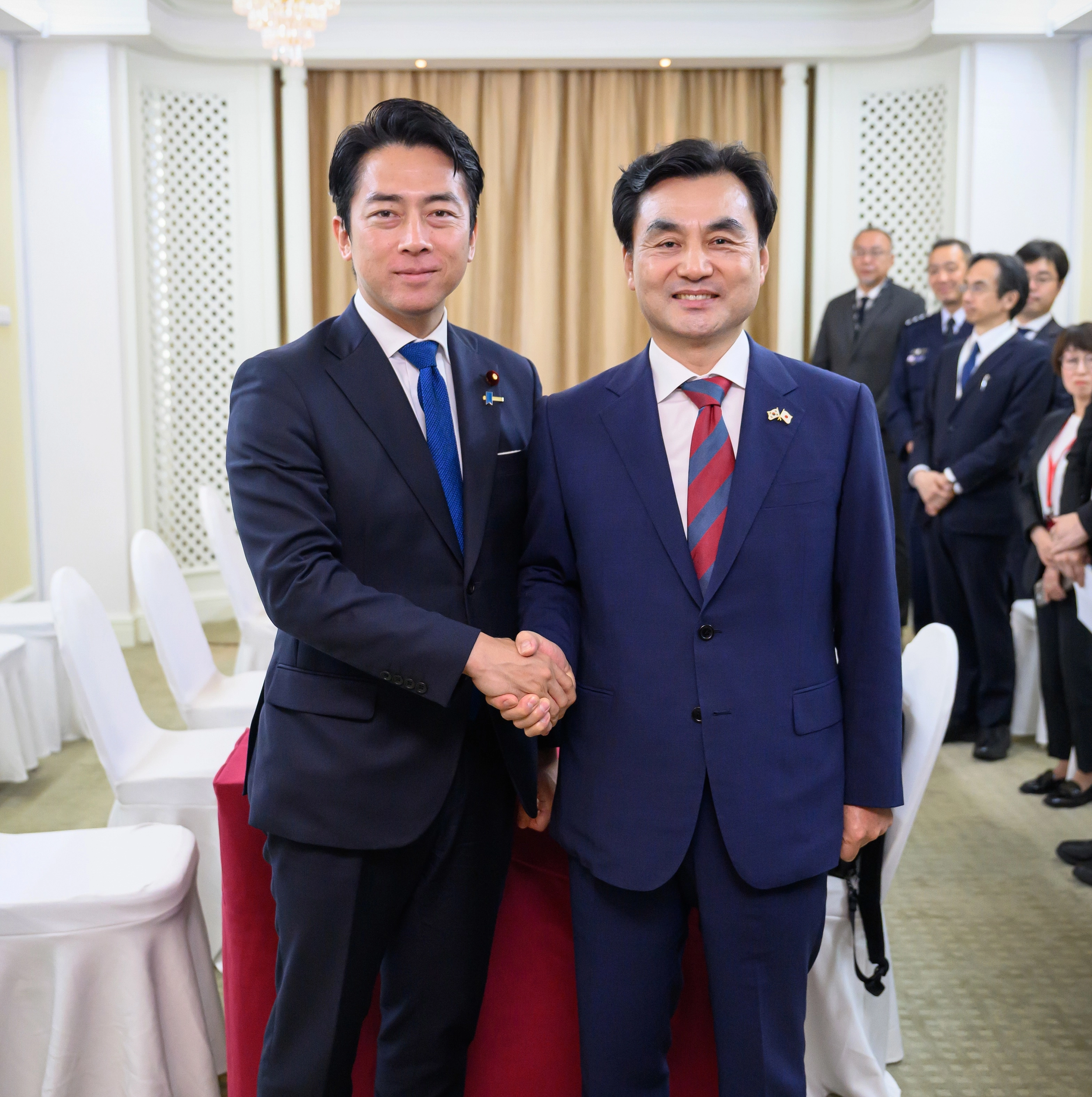 악수하는 한일 국방장관  안규백 국방부 장관(오른쪽)이 지난달 30일 싱가포르에서 열린 제23차 아시아안보회의에 참석한 고이즈미 신지로 일본 방위상과 회담을 갖고 악수하고 있다.
국방부 제공