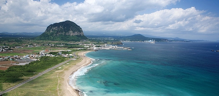제주 지질공원의 대표적인 명소인 산방산과 용머리해안 일대의 모습. 제주도 제공