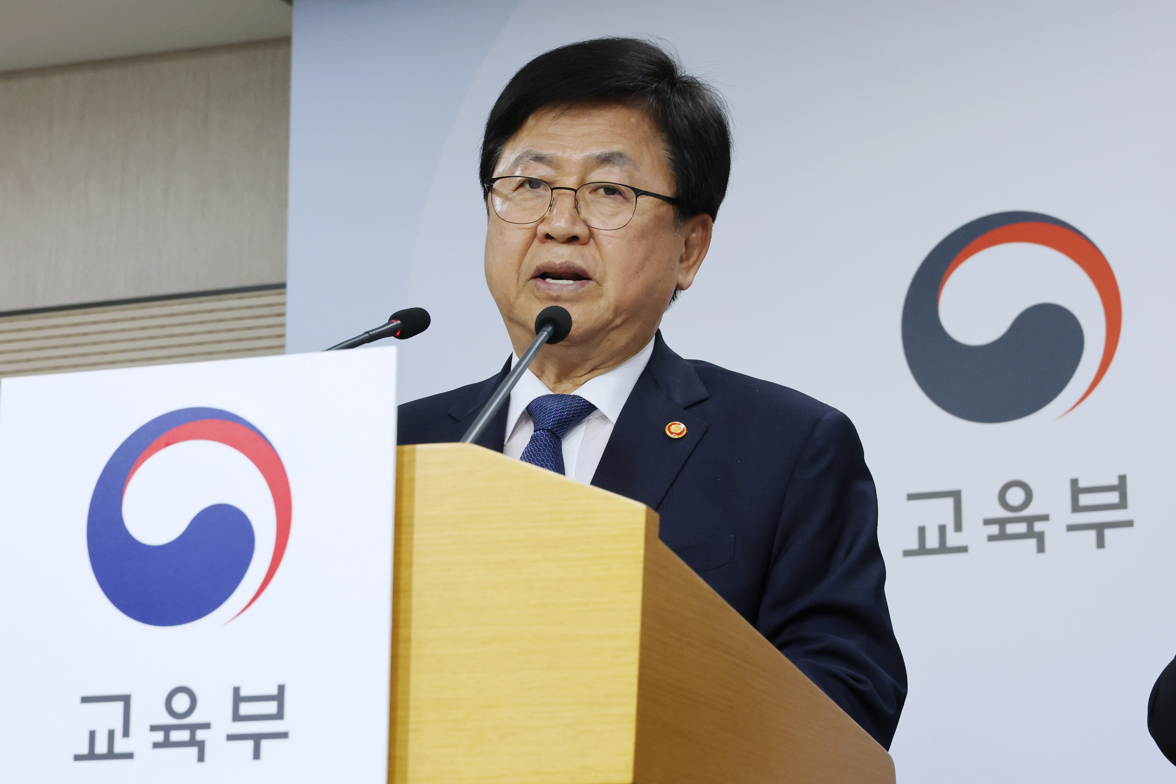최교진 교육부 장관이 28일 세종시 정부세종청사에서 현장체험학습 지원 방안을 발표하고 있다. 발표에 따르면 내년 상반기부터는 수학여행 등 현장체험학습에서 고의 또는 중과실이 없는 안전사고에 대해서는 교사에게 법적 책임을 묻지 않는다. 세종 연합뉴스