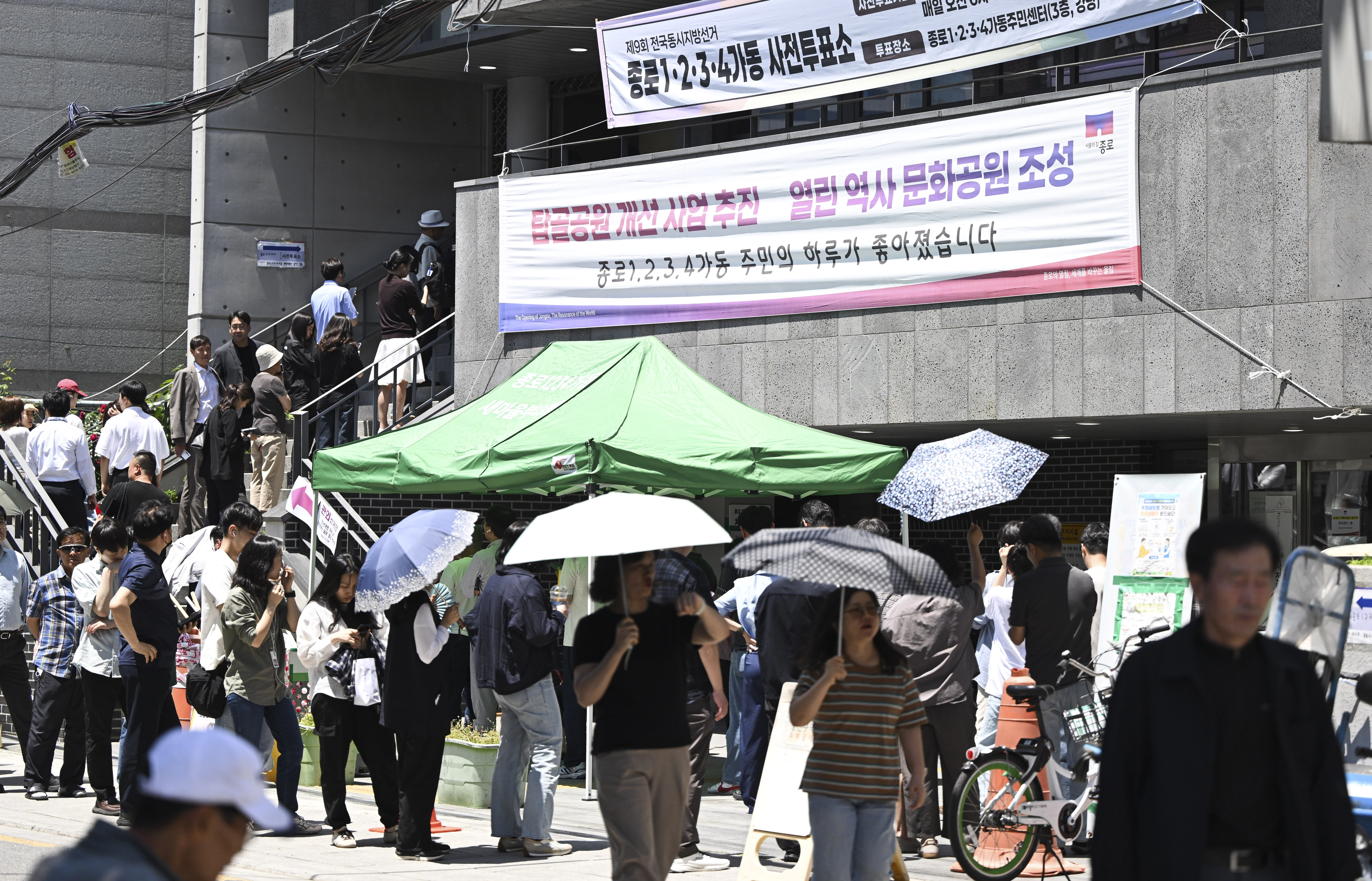 제9회 전국동시지방선거 사전투표 첫날인 29일 서울 종로구 종로1·2·3·4가동 주민센터에 마련된 사전투표소에서 유권자들이 대기하고 있다. 2026.5.29 이지훈 기자