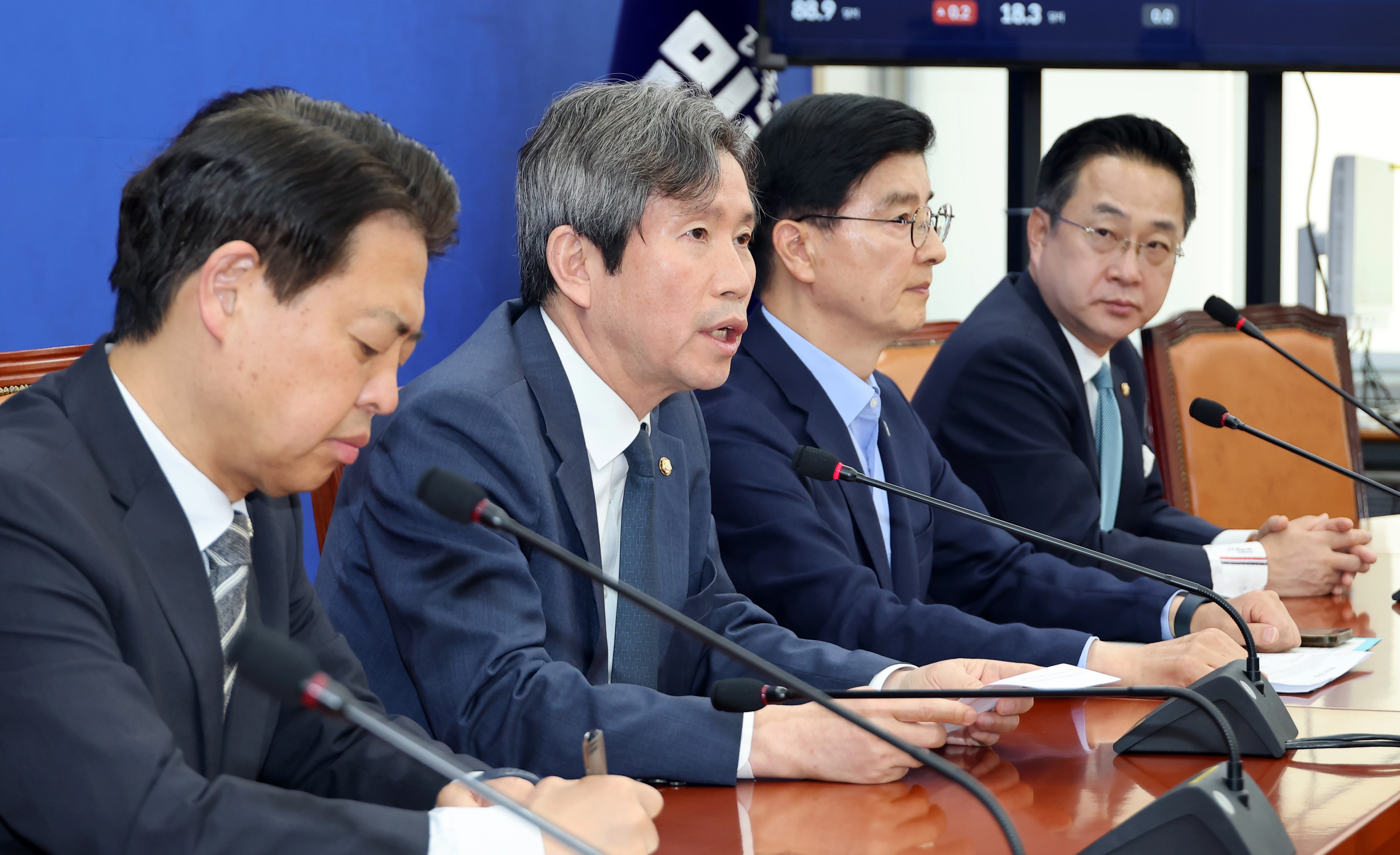 이인영 정원오캠프 상임선대위원장 기자간담회  더불어민주당 정원오 서울시장 후보 캠프 이인영 상임선대위원장이 31일 국회에서 기자간담회를 열고 서울시장 선거 관련한 입장을 밝히고 있다. 왼쪽부터 김영호 공동선대위원장, 이 위원장, 이해식 총괄선대본부장, 박성준 전략메시지본부장. 2026.5.31 연합뉴스