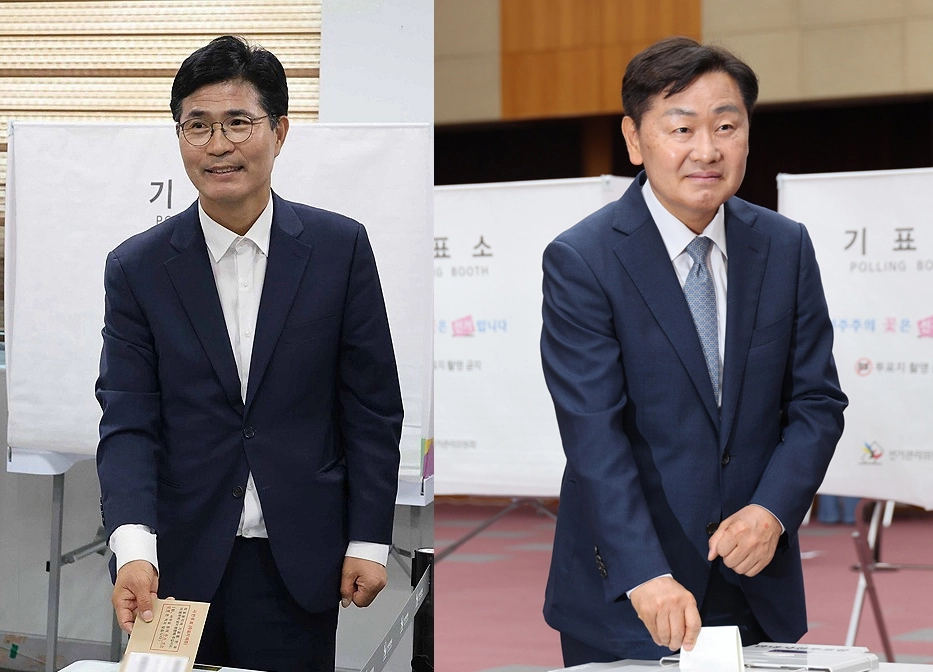 사전 투표하는 이원택·김관영 전북지사 후보  6·3 지방선거 사전투표 첫날인 29일 더불어민주당 이원택(왼쪽) 전북특별자치도지사 후보와 무소속 김관영 후보가 전주시내 사전투표소에서 투표하고 있다.