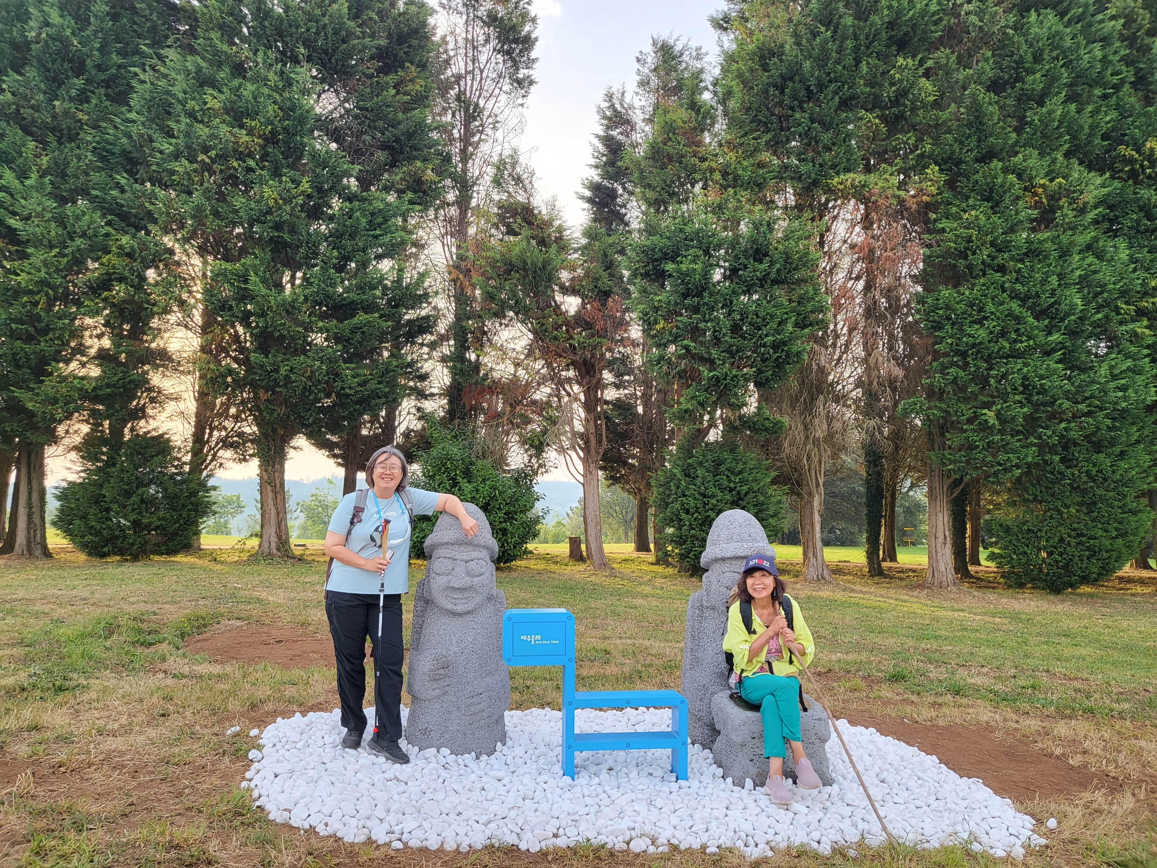 제주올레는 2022년 스페인 갈리시아주 및 산티아고순례자협회와 ‘제주올레·산티아고 우정의 길’ 협약을 맺고 공동 완주제를 도입했다. 사진은 스페인 산티아고 몬테 도 고조로 협약을 맺으러 갔을 당시 안 대표(왼쪽)와 서명숙 이사장.
제주올레 제공