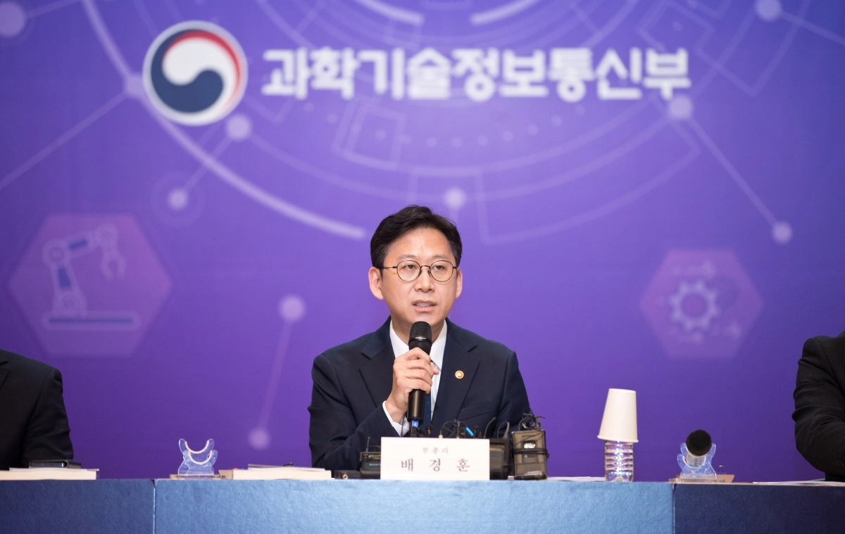 배경훈 “‘모두의 AI’ 2028년 이후에도 무료…韓 ‘미토스’ 개발 도전해야”