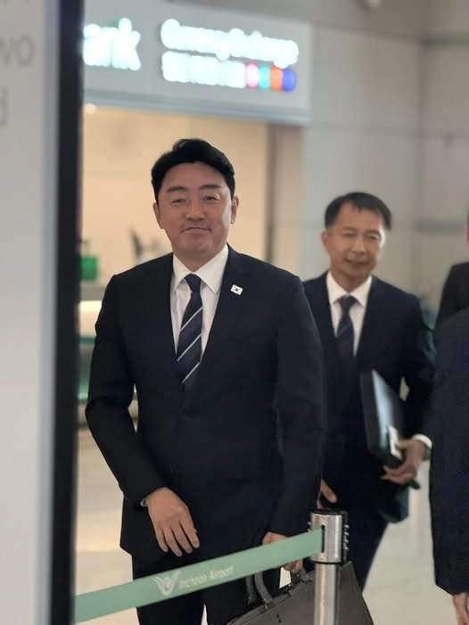 출국하는 강훈식 비서실장  강훈식 대통령 비서실장이 31일 전략경제협력 대통령 특사 자격으로 캐나다를 방문하기 위해 인천국제공항을 통해 출국하고 있다.
강 실장 페이스북 캡처