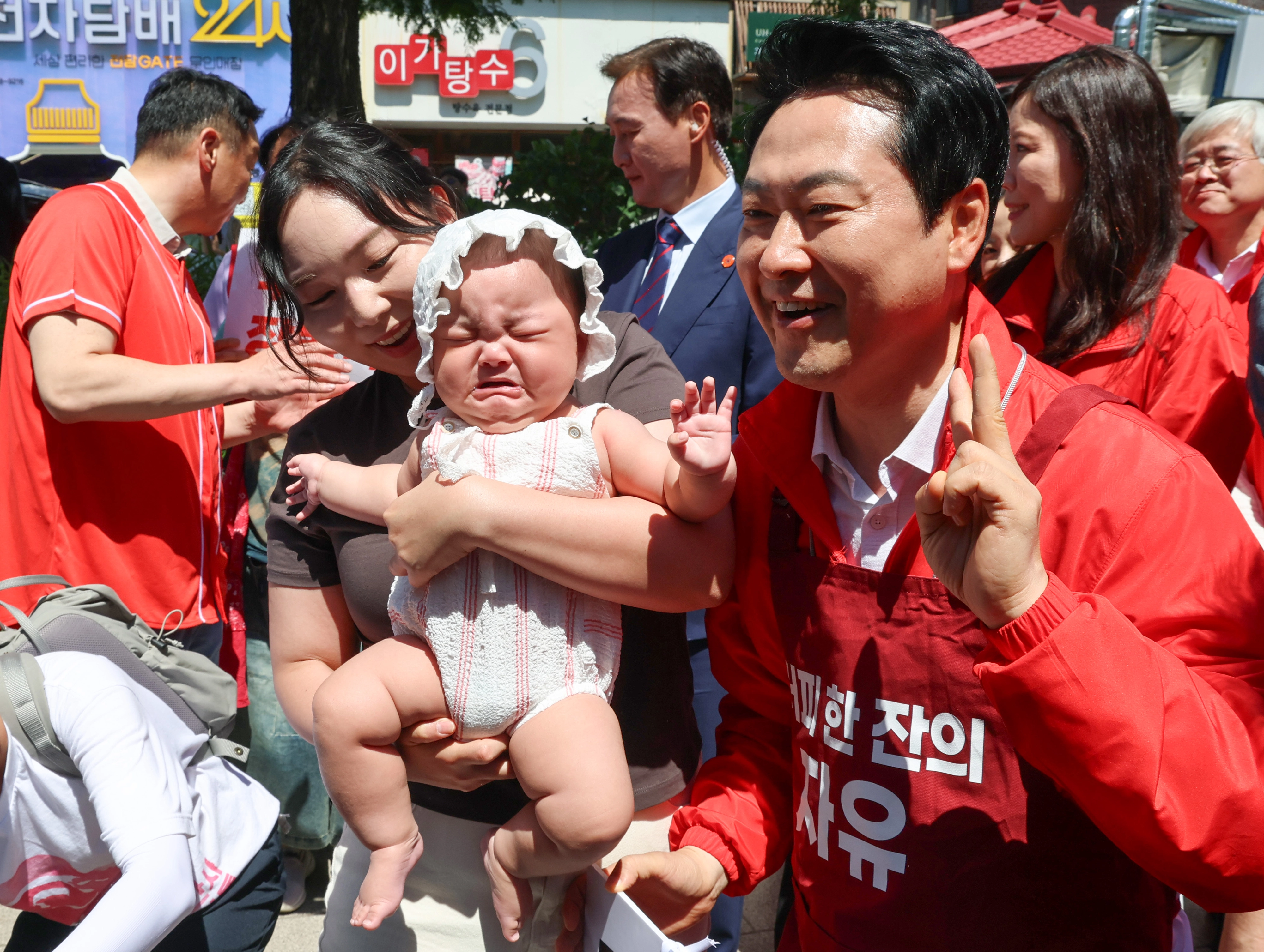 국민의힘 장동혁 상임선거대책위원장이 31일 서울 홍대입구역에서 시민과 기념 촬영하고 있다. 연합뉴스