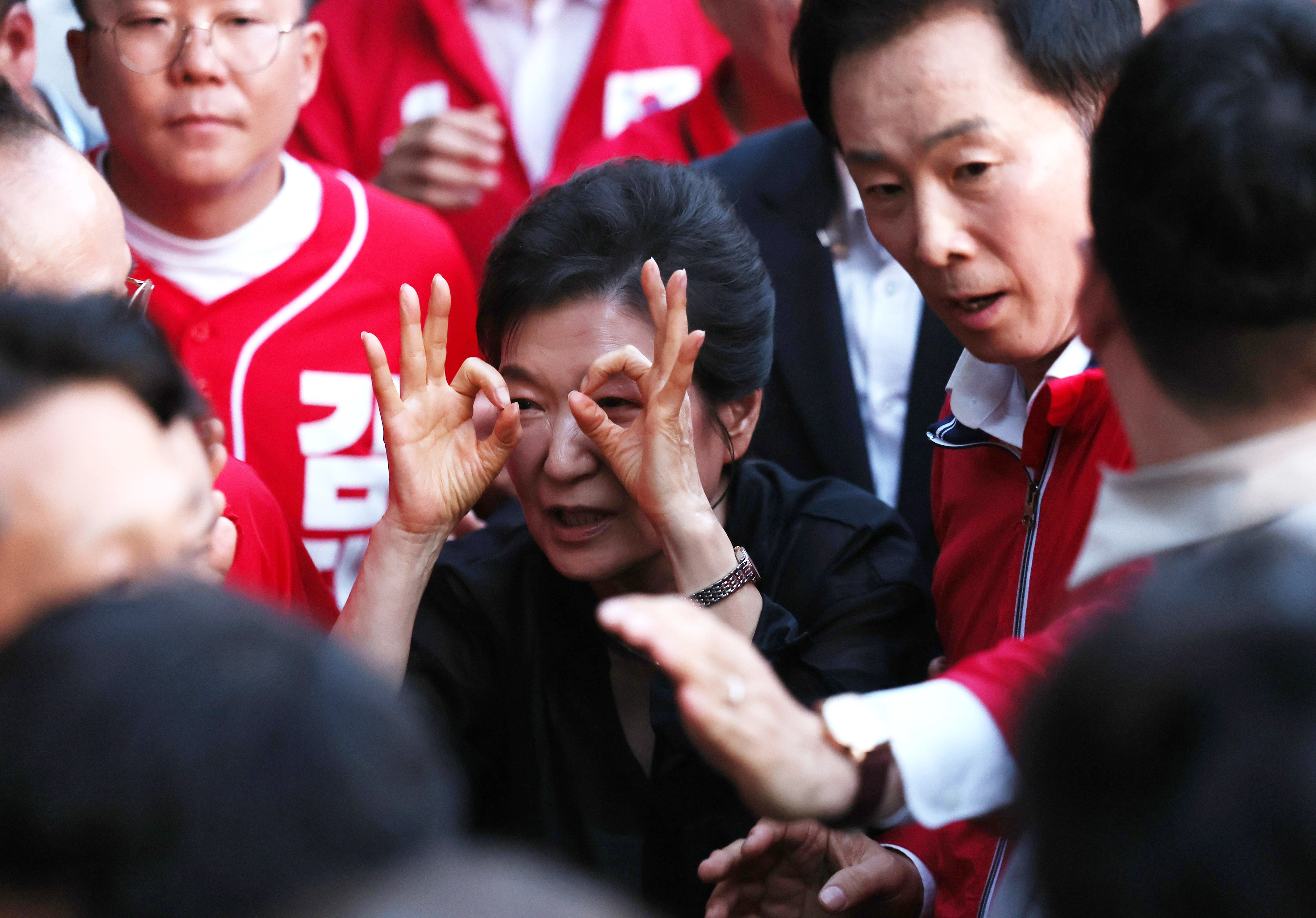 수성못서 시민과 인사하는 박근혜  추경호 국민의힘  대구시장 후보의 유세를 지원하고자 31일 오후 대구 수성못을 찾은 박근혜 전 대통령이 시민들과 인사를 하고 있다. 2026.5.31. 연합뉴스