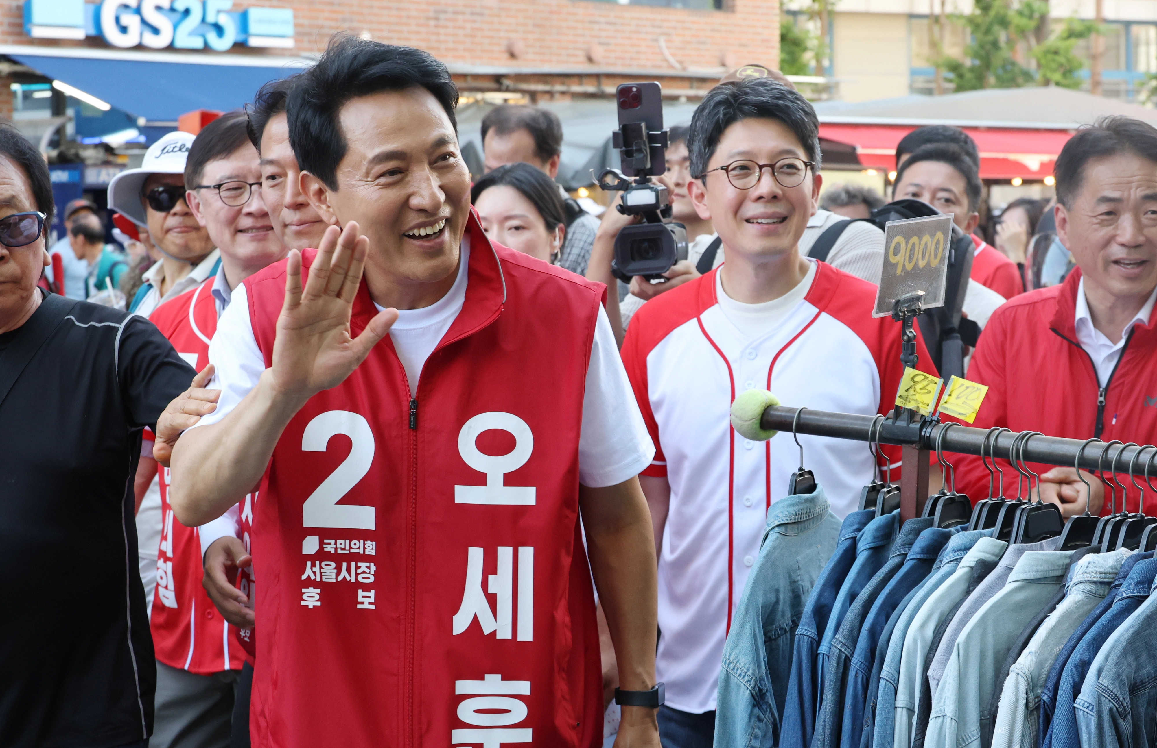 국민의힘 오세훈 서울시장 후보가 31일 서울 종로구 동묘시장에서 선거 유세를 하며 시민들과 인사하고 있다. 연합뉴스