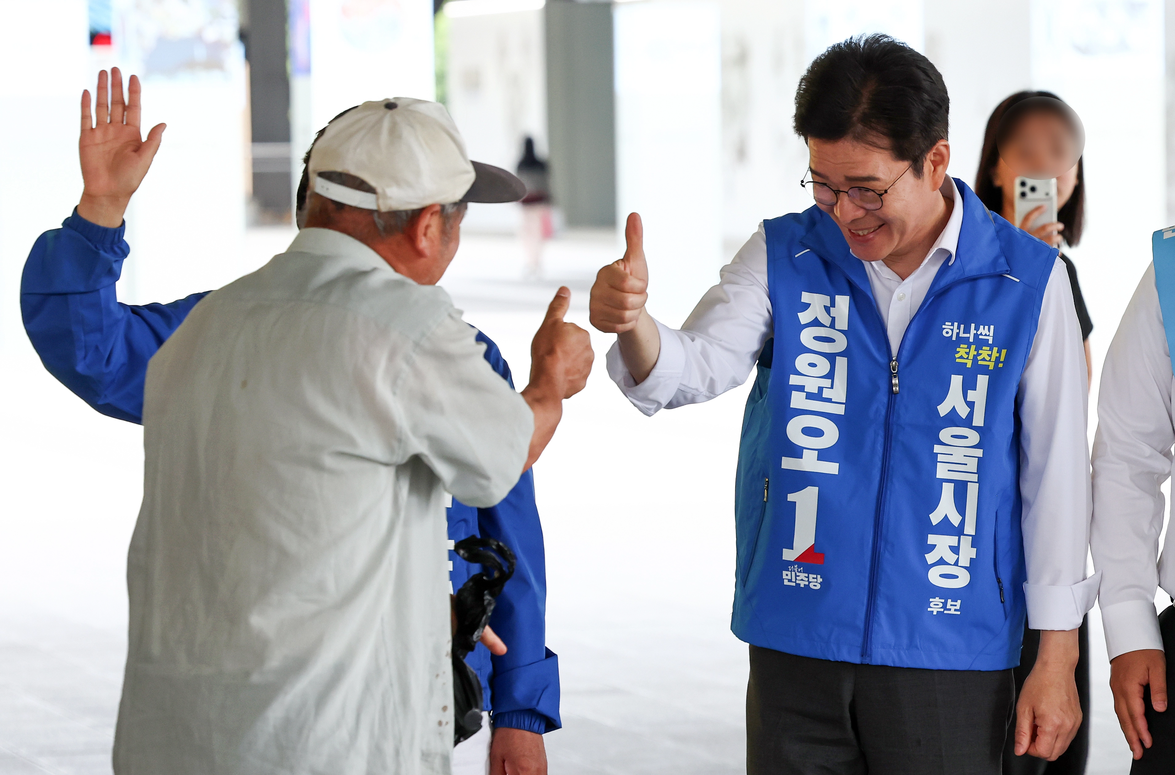 정원오 더불어민주당 서울시장 후보가 1일 서울 용산구 서울역에서 출근길 아침인사를 하고 있다. 2026.6.1 뉴스1