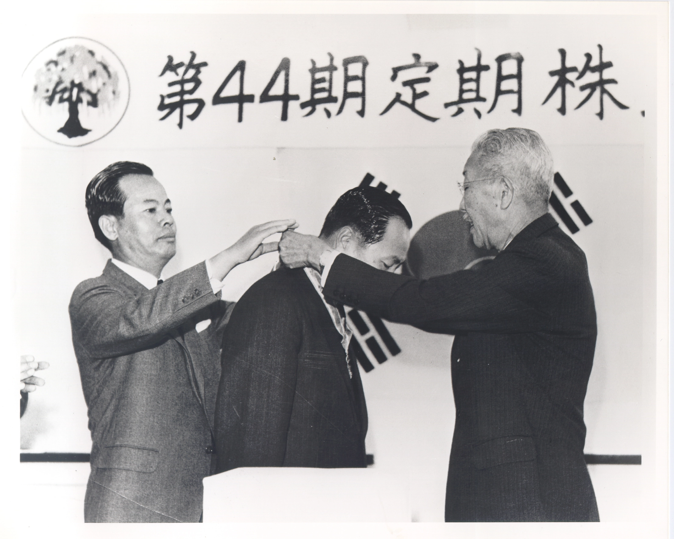 1969년 고 유일한(오른쪽) 박사가 유한양행의 제 44기 주주총회에서 전문 경영인 체제를 도입하겠다고 공식적으로 발표한 뒤 조권순 당시 전무를 대표로 선임하고 있다.
유한양행 제공