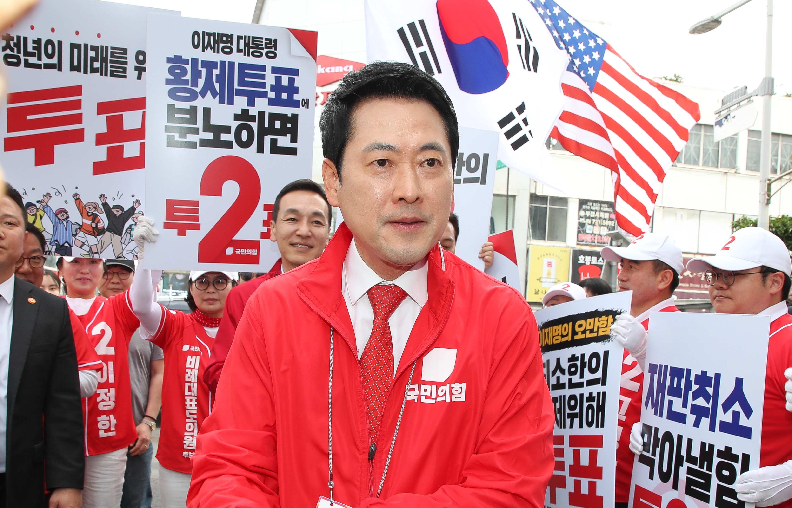 제주동문시장 찾아 지지호소하는 장동혁  장동혁 국민의힘 대표가 1일 오전 제주시 동문재래시장을 찾아 당원들과 이동하고 있다. 2026.06.01 뉴시스