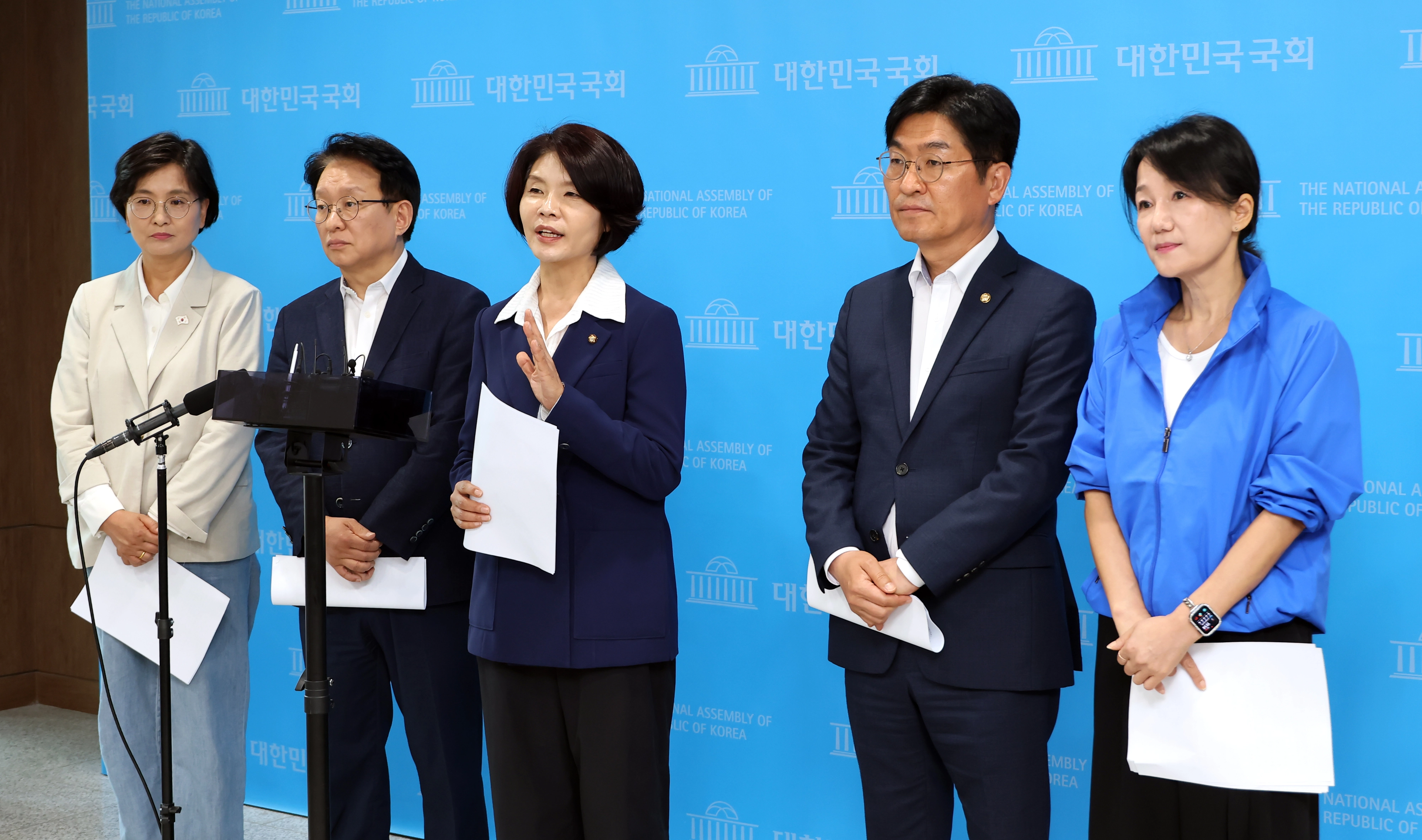 김부겸 지지 호소하는 대구 경북 출신 민주당 의원들  더불어민주당 김부겸 대구시장 후보 캠프 권칠승 공동선대위원장(왼쪽 두 번째)을 비롯한 대구 경북 출신 의원들이 1일 국회 소통관에서 김부겸 후보 지지를 호소한 뒤 기자들의 질문에 답하고 있다. 왼쪽부터 임미애, 권칠승, 한정애, 박해철, 이재정 의원.