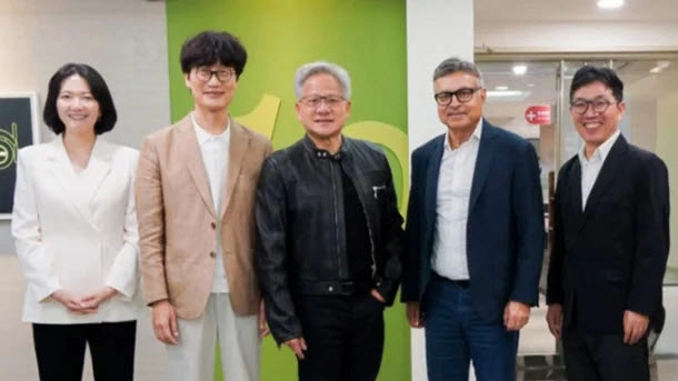 지난 5월 대만 타이베이에서 회동한 젠슨 황(가운데) 엔비디아 최고경영자(CEO)와 이해진(왼쪽 두번째) 네이버 이사회 의장 등이 기념사진을 촬영하고 있다. 네이버 제공