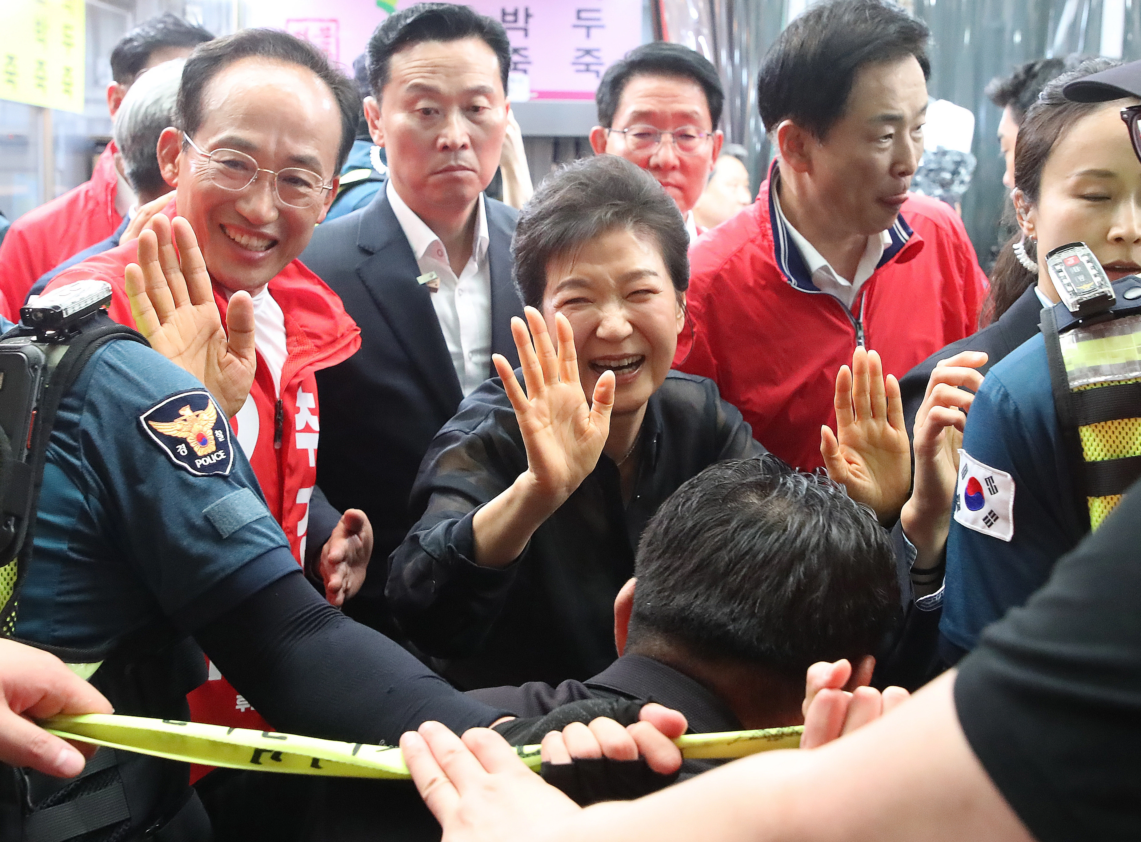 박근혜 전 대통령과 추경호 국민의힘 대구시장 후보가 31일 오후 대구 중구 서문시장을 찾아 시민들과 인사를 나누고 있다. 2026.5.31 뉴스1
