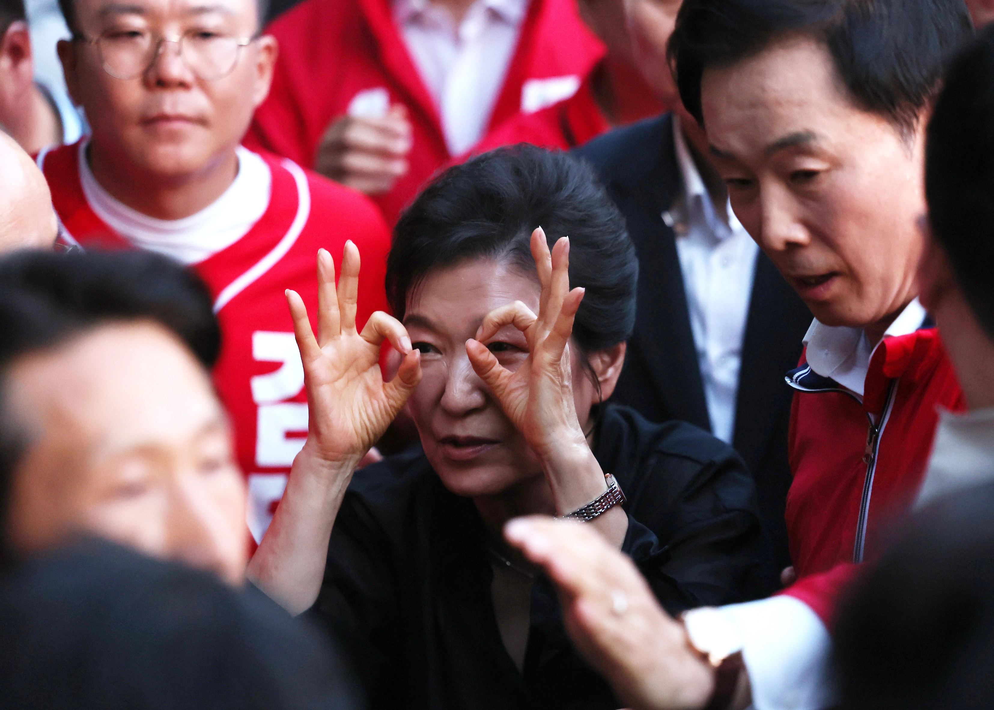 박근혜 전 대통령이 31일 오후 추경호 국민의힘 대구시장 후보 지원 유세를 위해 대구 수성못을 찾아 시민들과 인사를 나누고 있다. 2026.5.31 뉴스1