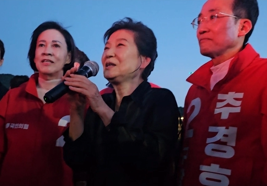 추경호 국민의힘 대구시장 후보 지원 유세에 나선 박근혜 전 대통령이 31일 오후 대구 수성못에서 취재진과 만나 수성못을 찾은 소회를 밝히고 있다. 2026.5.31 뉴스1
