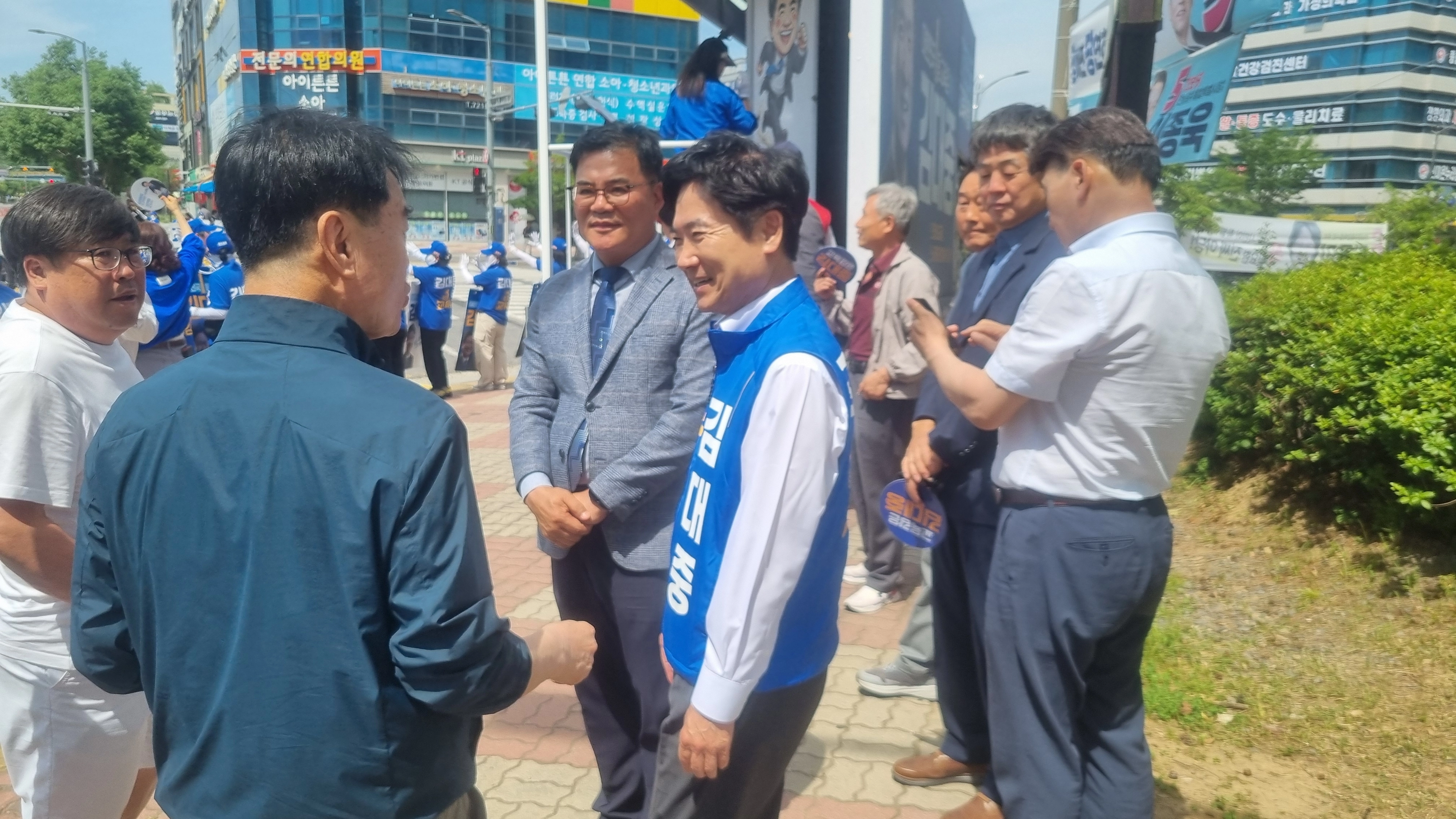 김대중 전남광주특별시교육감 후보가 순천지역 유권자들에게 신대·선월지구 학교 신설문제를 거론하고 있다.