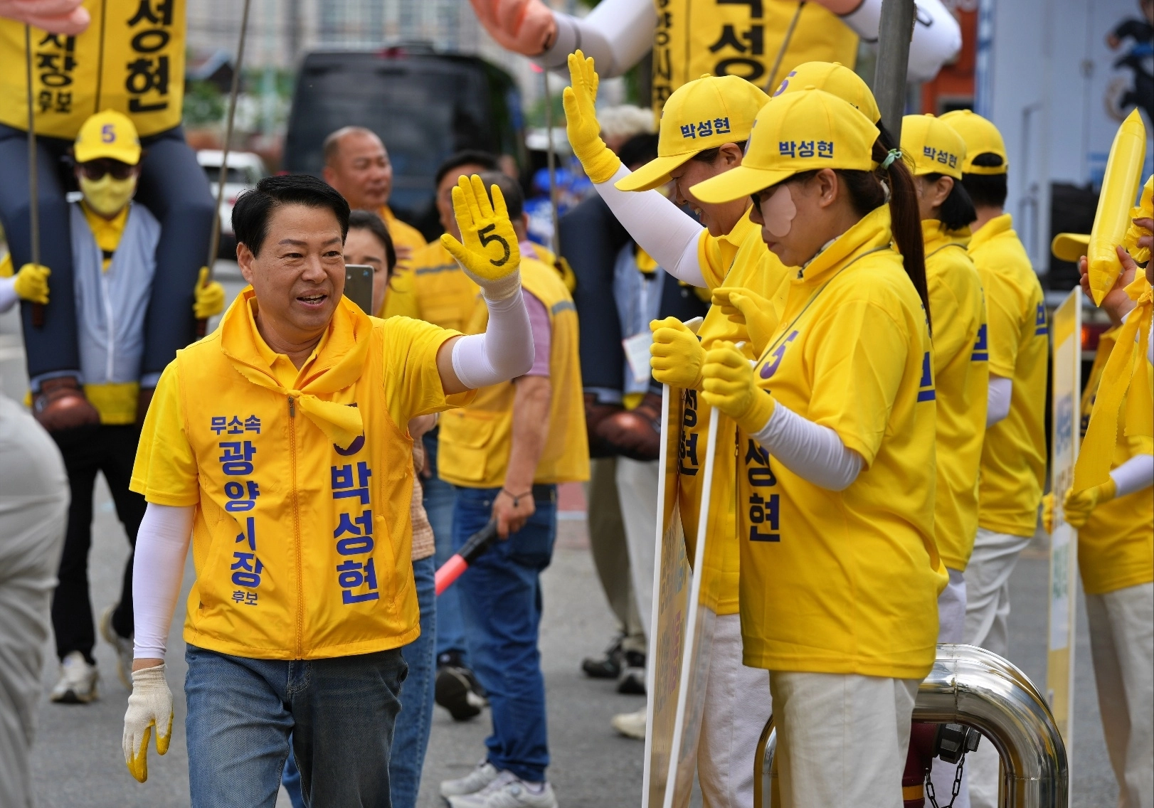 무소속 박성현 광양시장 예비후보가 시민들에게 지지를 호소하고 있다.