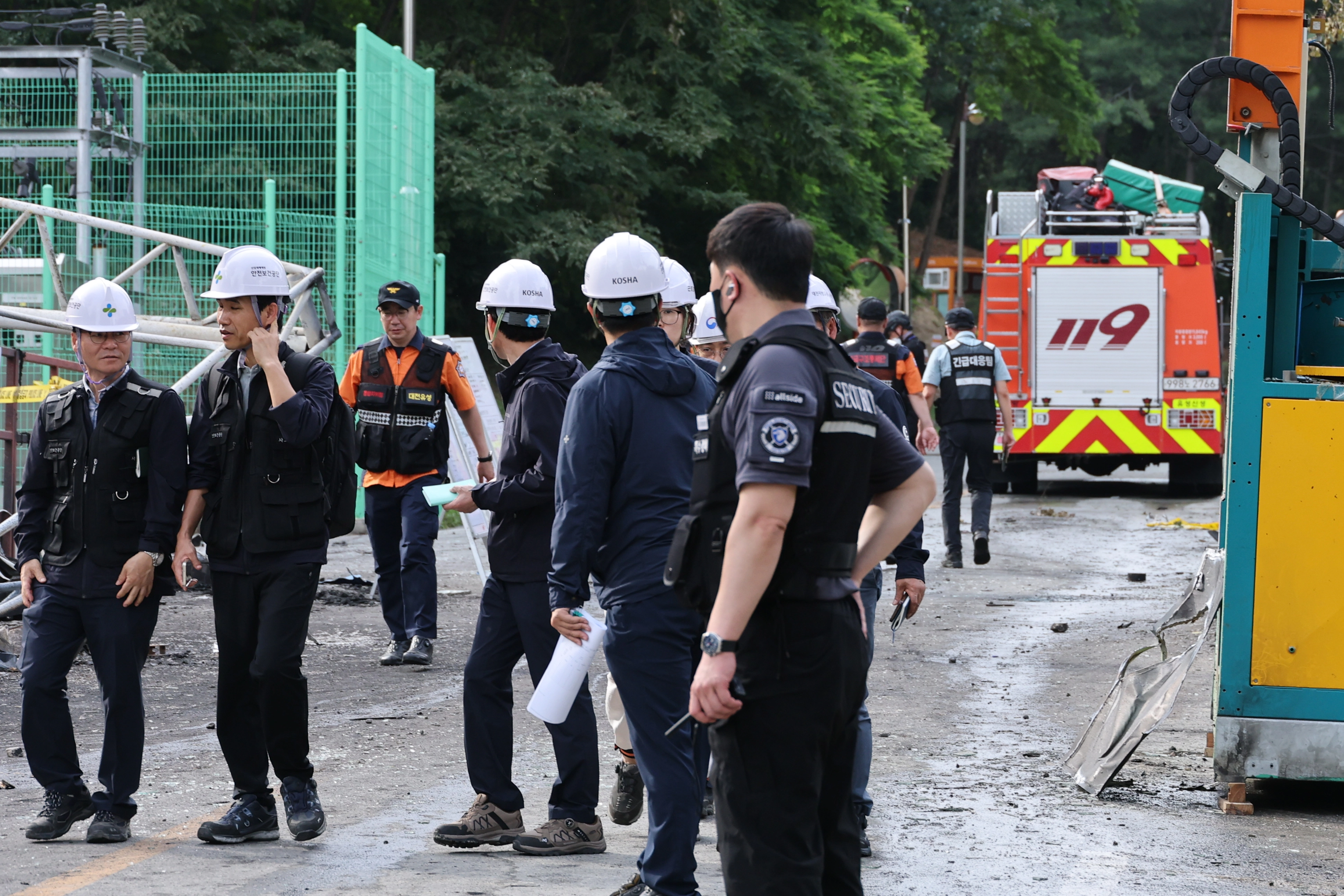 1일 폭발 사고로 사상자가 발생한 대전 유성구 한화에어로스페이스 대전사업장에서 경찰과 소방당국 관계자들이 사고수습을 하고 있다.  연합뉴스