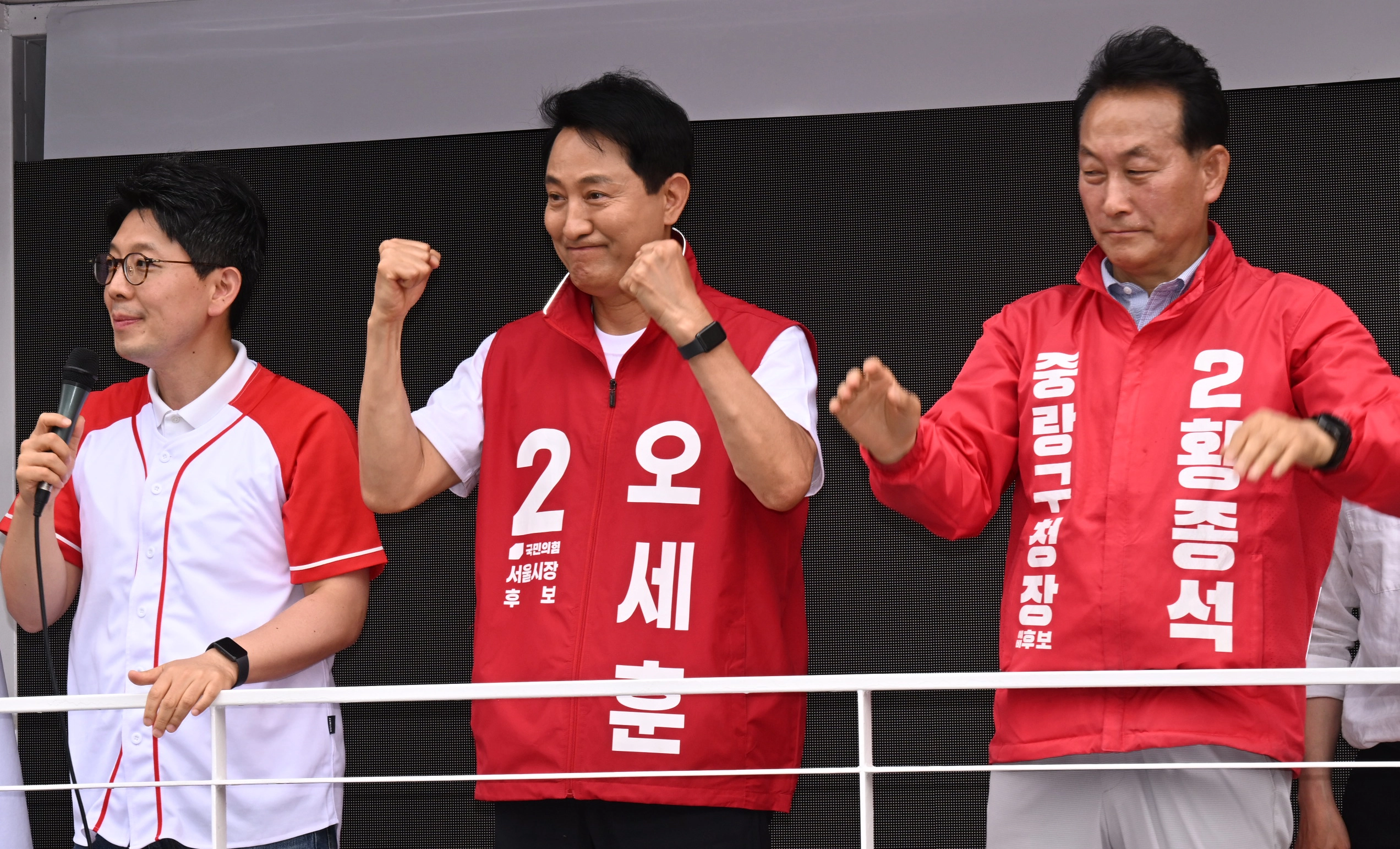 주먹 불끈  오세훈 국민의힘 서울시장 후보가 1일 서울 중랑구 우림시장 인근에서 ﻿주먹을 쥐며 ﻿ 지지를 호소하고 있다.
안주영 전문기자