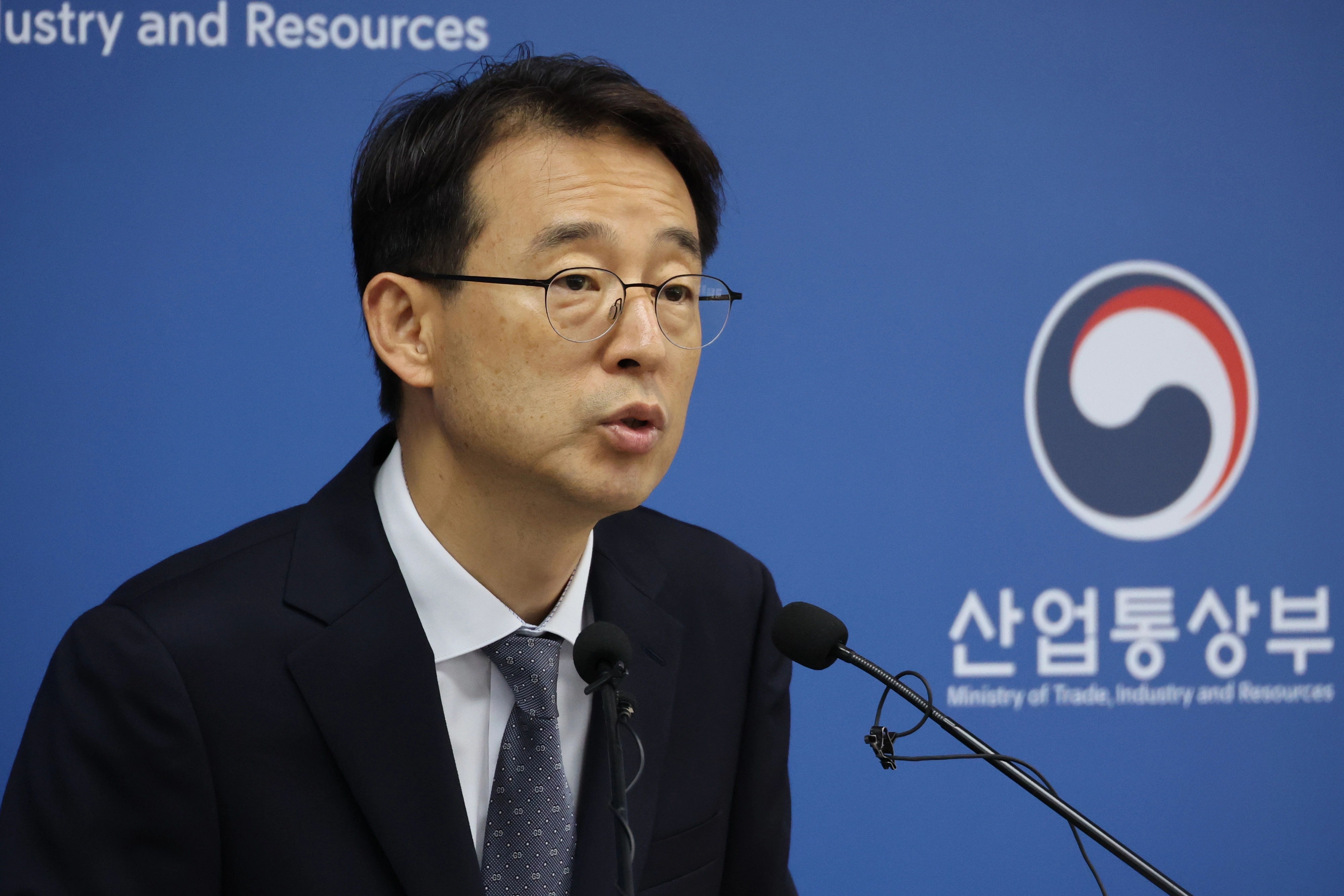 5월 수출 ‘역대 최대’  강감찬 산업통상부 무역투자실장이 1일 세종시 정부세종청사에서 5월 수출입 동향을 발표하고 있다. 발표에 따르면 5월 수출은 반도체 호황에 힘입어 877억5천만달러를 기록하며 월간 기준 역대 최대 기록을 새로 썼다. 연합뉴스