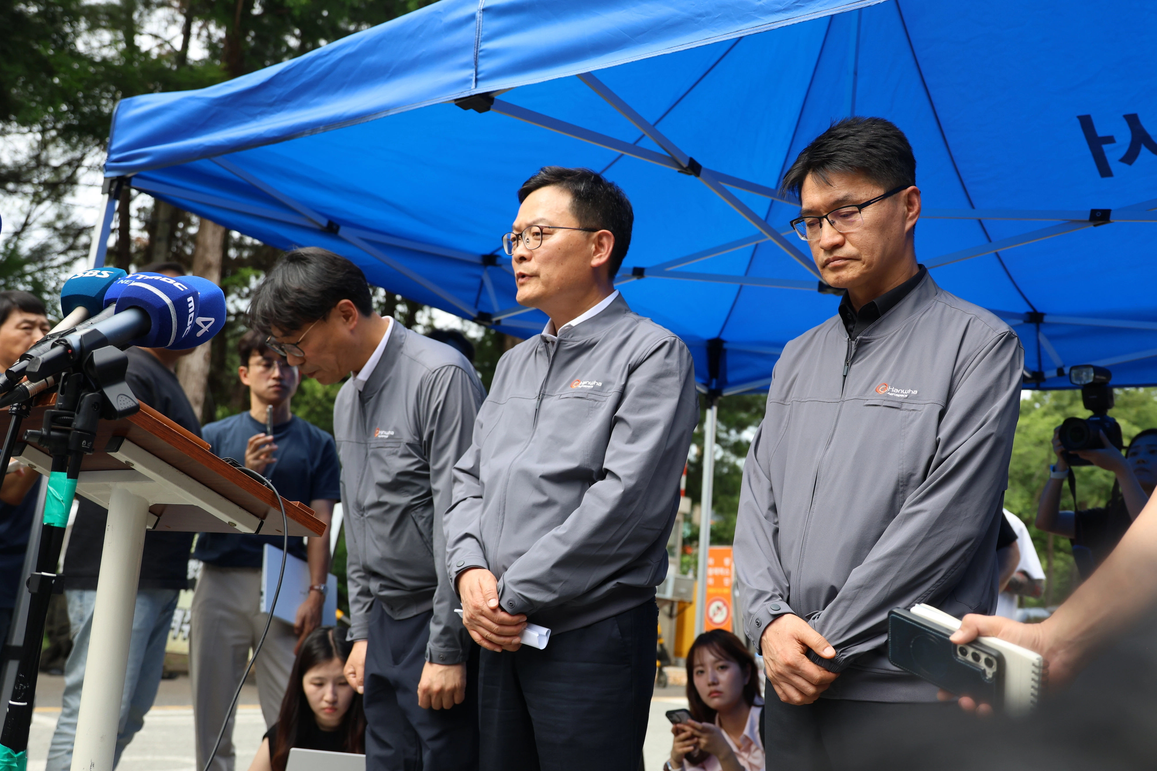 1일 오전 대전 유성구 외삼동 한화에어로스페이스 대전사업장에서 폭발 사고가 나 정문 앞이 통제 중인 가운데, 이날 오후 정문 앞에 도착한 한화에어로스페이스 손재일 대표이사(가운데)가 언론 브리핑을 통해 입장을 밝히고 있다. 2026.6.1. 연합뉴스