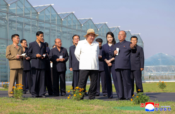 김정은 북한 국무위원장이 지난달 31일 신의주온실종합농장을 시찰했다고 조선중앙통신이 1일 보도했다. 이날 시찰에는 김 위원장의 아내 리설주 여사와 딸 주애가 동행했다. 2026.6.1. 평양 조선중앙통신 연합뉴스