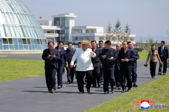 김정은 북한 국무위원장이 지난달 31일 신의주온실종합농장을 시찰했다고 조선중앙통신이 1일 보도했다. 이날 시찰에는 김 위원장의 아내 리설주 여사와 딸 주애가 동행했다. 2026.6.1. 평양 조선중앙통신 연합뉴스