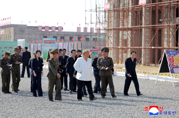 김정은 북한 국무위원장이 지난달 31일 신의주온실종합농장을 시찰했다고 조선중앙통신이 1일 보도했다. 이날 시찰에는 김 위원장의 아내 리설주 여사와 딸 주애가 동행했다. 2026.6.1. 평양 조선중앙통신 연합뉴스