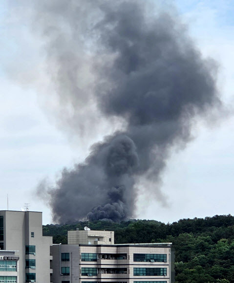1일 오전 10시 59분께 대전 유성구 외삼동 한화에어로스페이스 대전공장에서 폭발 사고가 발생해 4명이 숨지고 2명이 다쳤다. 소방 당국은 오전 11시 17분께 소방 대응 1단계를 발령한 뒤, 화재 발생 50분 만에 초진을 완료했다. 2026.6.1 연합뉴스