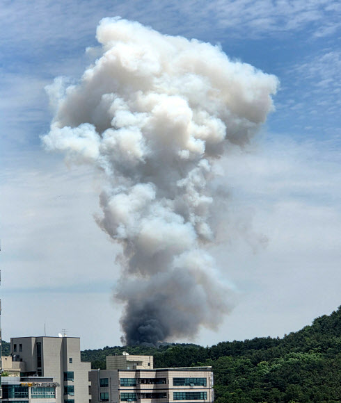 1일 오전 10시 59분께 대전 유성구 외삼동 한화에어로스페이스 대전공장에서 폭발 사고가 발생해 5명이 숨지고 2명이 다쳤다. 소방 당국은 오전 11시 17분께 소방 대응 1단계를 발령한 뒤, 화재 발생 50분 만에 초진을 완료했다. 2026.6.1  연합뉴스