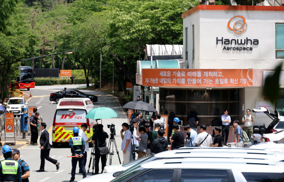1일 오전 대전 유성구 외삼동 한화에어로스페이스 대전사업장에서 폭발 사고가 나 정문 앞이 통제 중인 가운데, 구급차 한 대가 정문 안으로 진입하고 있다. 2026.6.1  연합뉴스