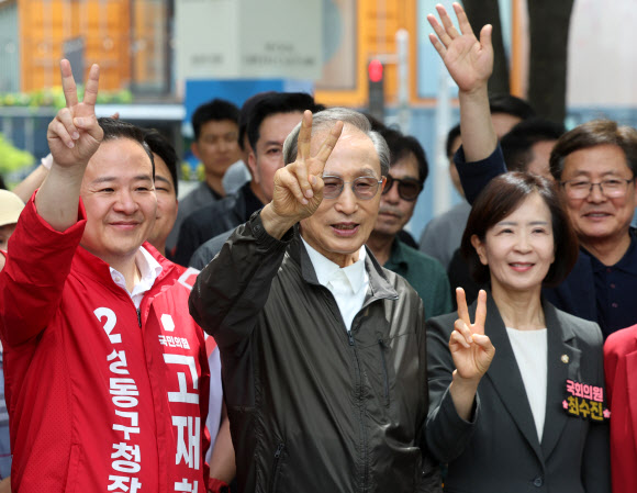 이명박 전 대통령이 1일 서울 성동구 서울숲을 방문해 국민의힘 후보 지원 유세에 나서며 포즈를 취하고 있다. 2026.6.1 연합뉴스