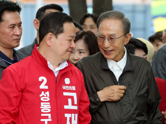 이명박 전 대통령이 1일 서울 성동구 서울숲을 방문해 국민의힘 후보 지원 유세에 나서고 있다. 2026.6.1 연합뉴스