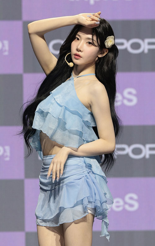 그룹 트리플에스(tripleS) 나경이 1일 서울 용산구 블루스퀘어 마스터카드홀에서 열린 ASSEMBLE26 ‘LOVE & POP’ 파트 1 ‘LOVE’ 쇼케이스에서 포즈를 취하고 있다. 2026.6.1 뉴스1