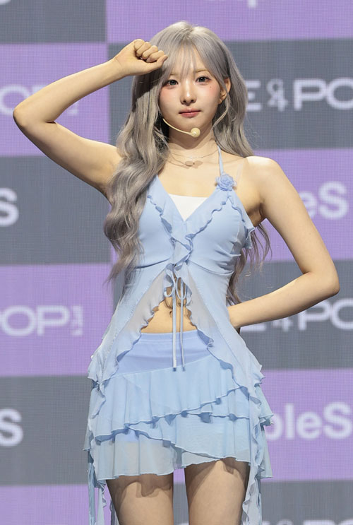 그룹 트리플에스(tripleS) 정하연이 1일 서울 용산구 블루스퀘어 마스터카드홀에서 열린 ASSEMBLE26 ‘LOVE & POP’ 파트 1 ‘LOVE’ 쇼케이스에서 포즈를 취하고 있다. 2026.6.1 뉴스1