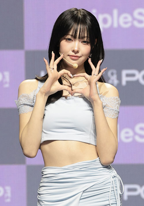 그룹 트리플에스(tripleS) 린이 1일 서울 용산구 블루스퀘어 마스터카드홀에서 열린 ASSEMBLE26 ‘LOVE & POP’ 파트 1 ‘LOVE’ 쇼케이스에서 포즈를 취하고 있다. 2026.6.1 뉴스1