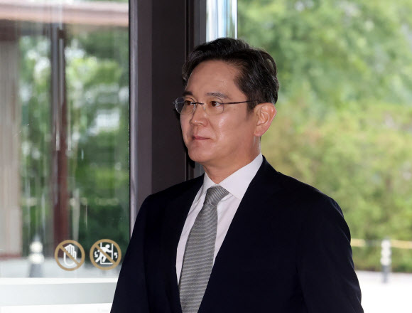 이재용 삼성전자 회장이 1일 서울 중구 신라호텔에서 열린 2026 삼성 호암상 시상식에 참석하기 위해 이동하고 있다. 2026.6.1 연합뉴스