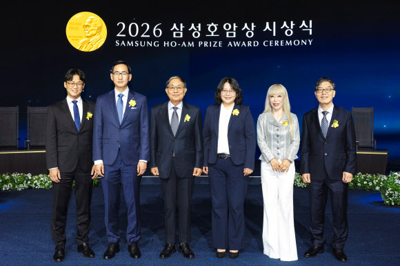 1일 서울 중구 신라호텔 다이너스티홀에서 열린 ‘2026 삼성호암상 시상식’에서 수상자들이 기념 촬영을 하고 있다.  왼쪽부터 과학상 물리·수학 부문 오성진 미국 UC버클리 교수, 과학상 화학·생명과학 부문 윤태식 미국 위스콘신대 매디슨 교수, 공학상 김범만 포스텍 명예교수, 의학상 에바 호프만 덴마크 코펜하겐대 교수, 예술상 조수미 소프라노, 사회봉사상 오동찬 국립소록도병원 의료부장. 2026.6.1. 호암재단 제공