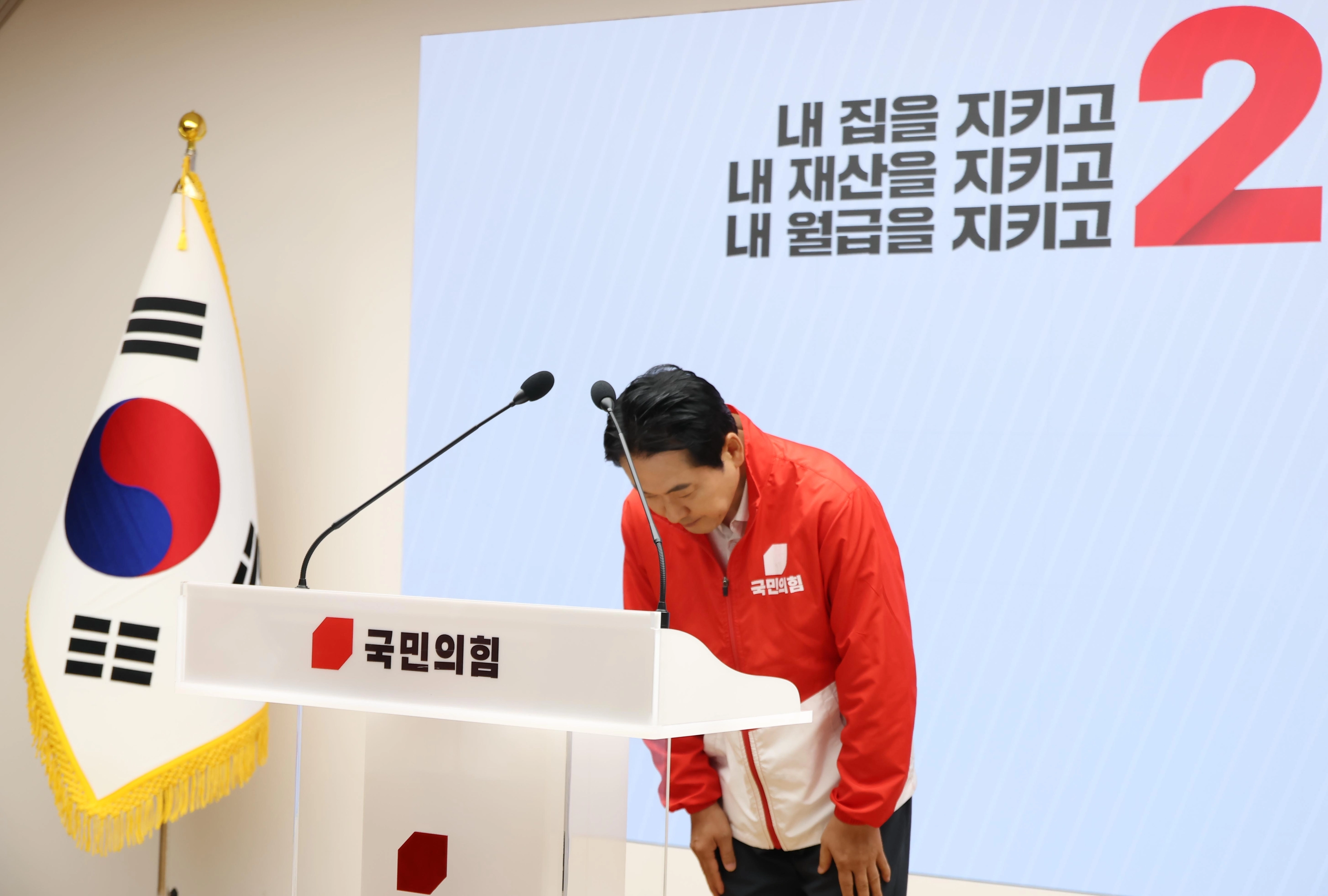 인사하는 국민의힘 장동혁 상임선대위원장  국민의힘 장동혁 상임선거대책위원장이 6·3 지방선거와 재보선 본투표를 하루 앞둔 2일 서울 여의도 중앙당사에서 열린 대국민 투표 참여 호소 담화문 발표에서 인사하고 있다. 연합뉴스