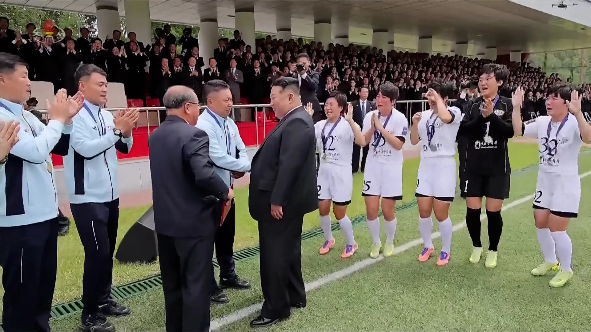 김정은 국무위원장이 지난 1일 노동당 중앙간부학교 창립 80주년 기념행사에서 2025-2026 AFC 여자 챔피언스리그(AWCL) 우승팀인 내고향팀 리유일 감독과 악수하며 격려하고 있다. 조선중앙TV 화면 연합뉴스