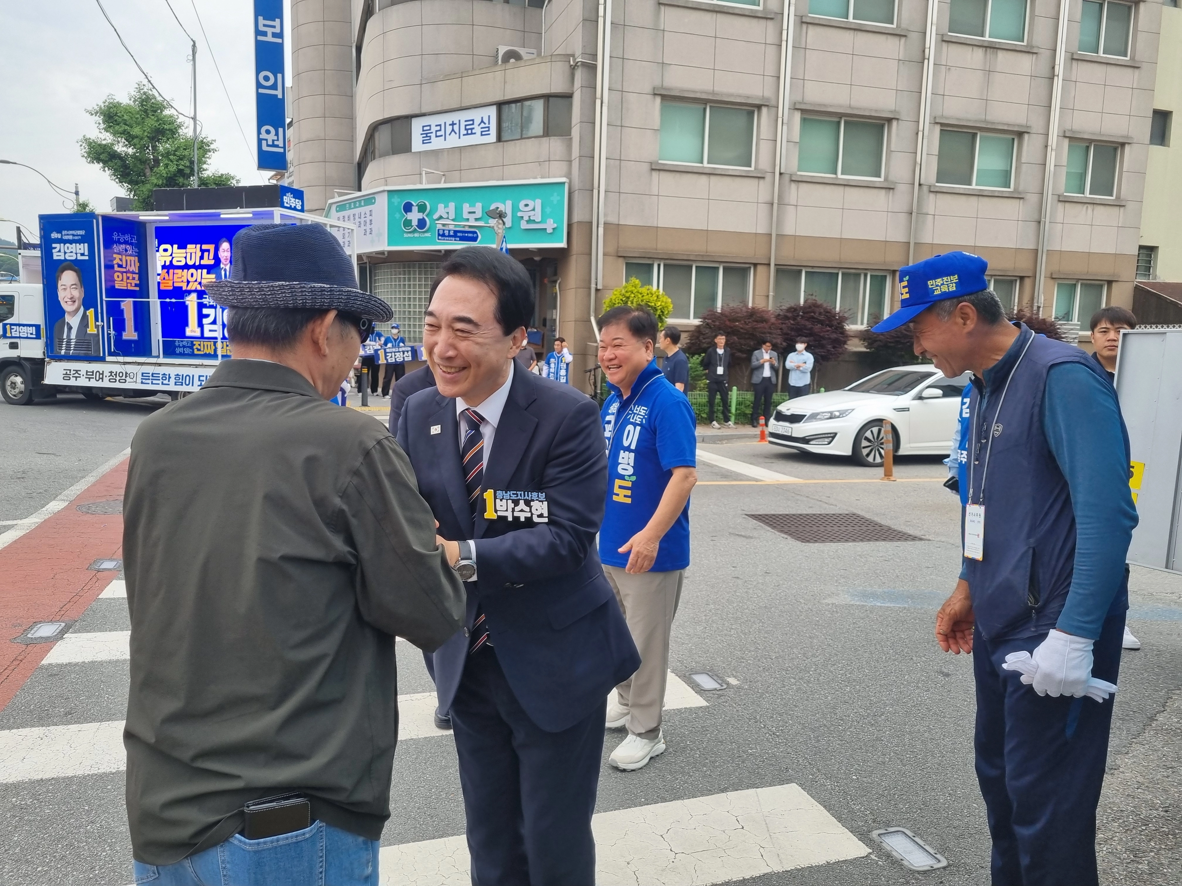 박수현 민주당 후보가 2일 공주 옥룡교차로에서 주민들과 인사를 나누고 잇다. 박 후보 캠프 제공