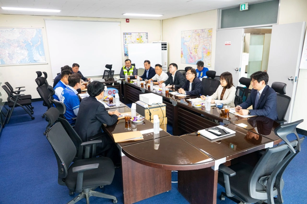 최원용 민주당 평택시장 후보가 1일 평택항 물류협회, 평택항만㈜, 평택상공회의소 관계자들과 간담회를 갖고 있다. 최원용 캠프 제공