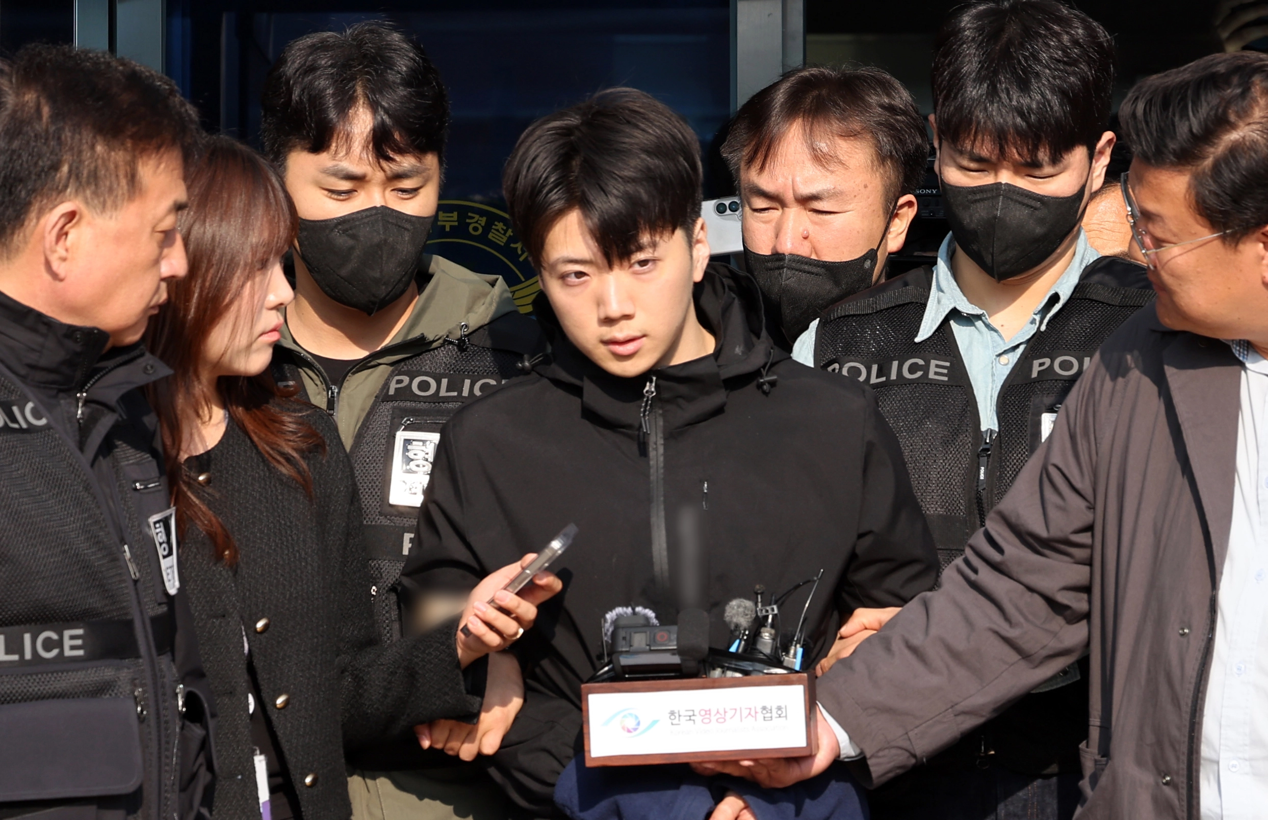 어린이날 광주 도심에서 일면식 없는 여고생을 살해한 혐의를 받는 장윤기(23)가 14일 오전 광주 서부경찰서에서 검찰에 송치되기 전 포토라인에 서고 있다. 2026.5.14 연합뉴스
