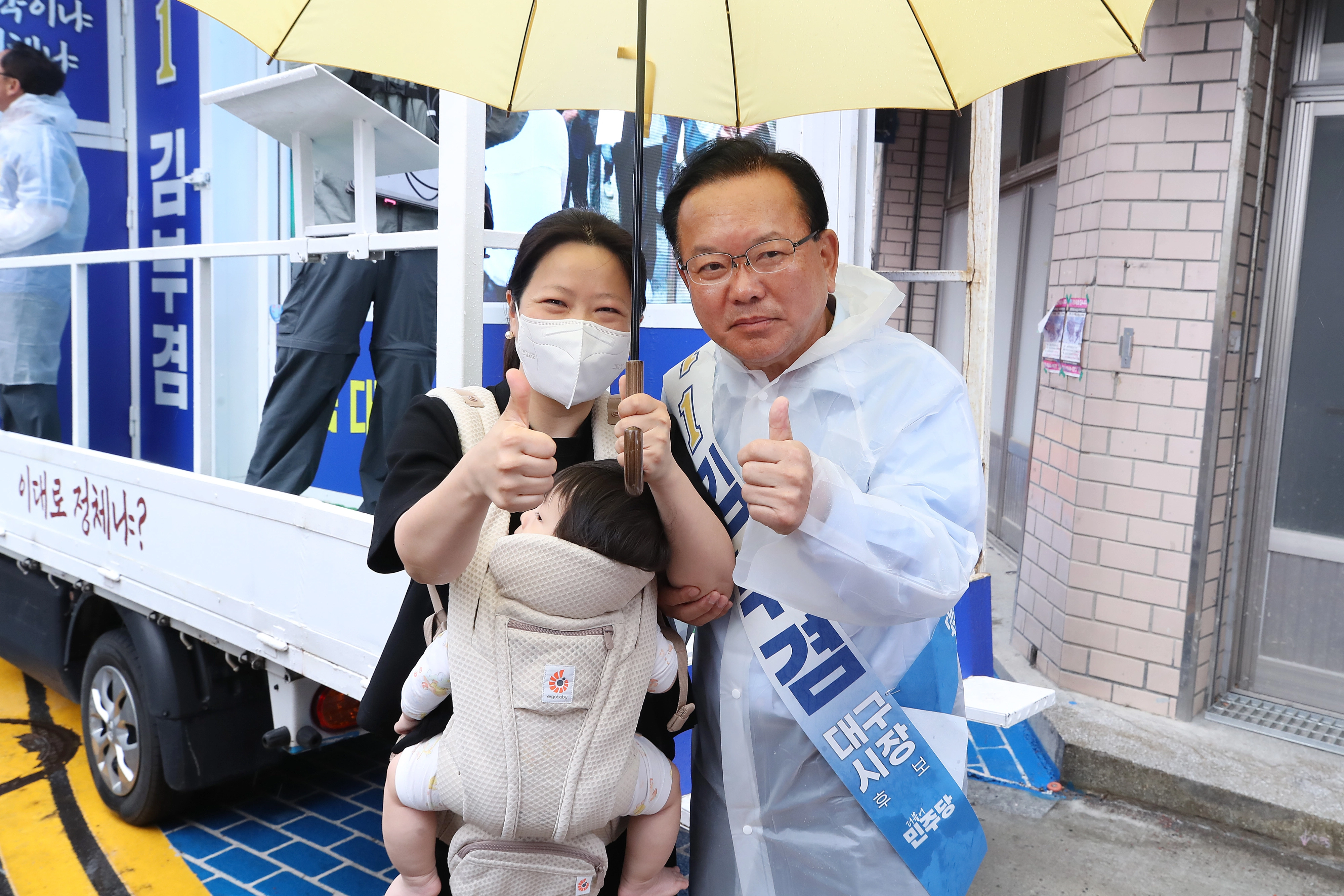 벽치기 유세 도중 기념촬영하는 김부겸  김부겸 더불어민주당 대구시장 후보가 6·3 지방선거를 하루 앞둔 2일 대구 수성구 범어동 아파트 단지에서 일명 ‘벽치기 유세’ 도중 주민의 요청에 기념촬영을 하고 있다. 2026.6.2. 뉴스1