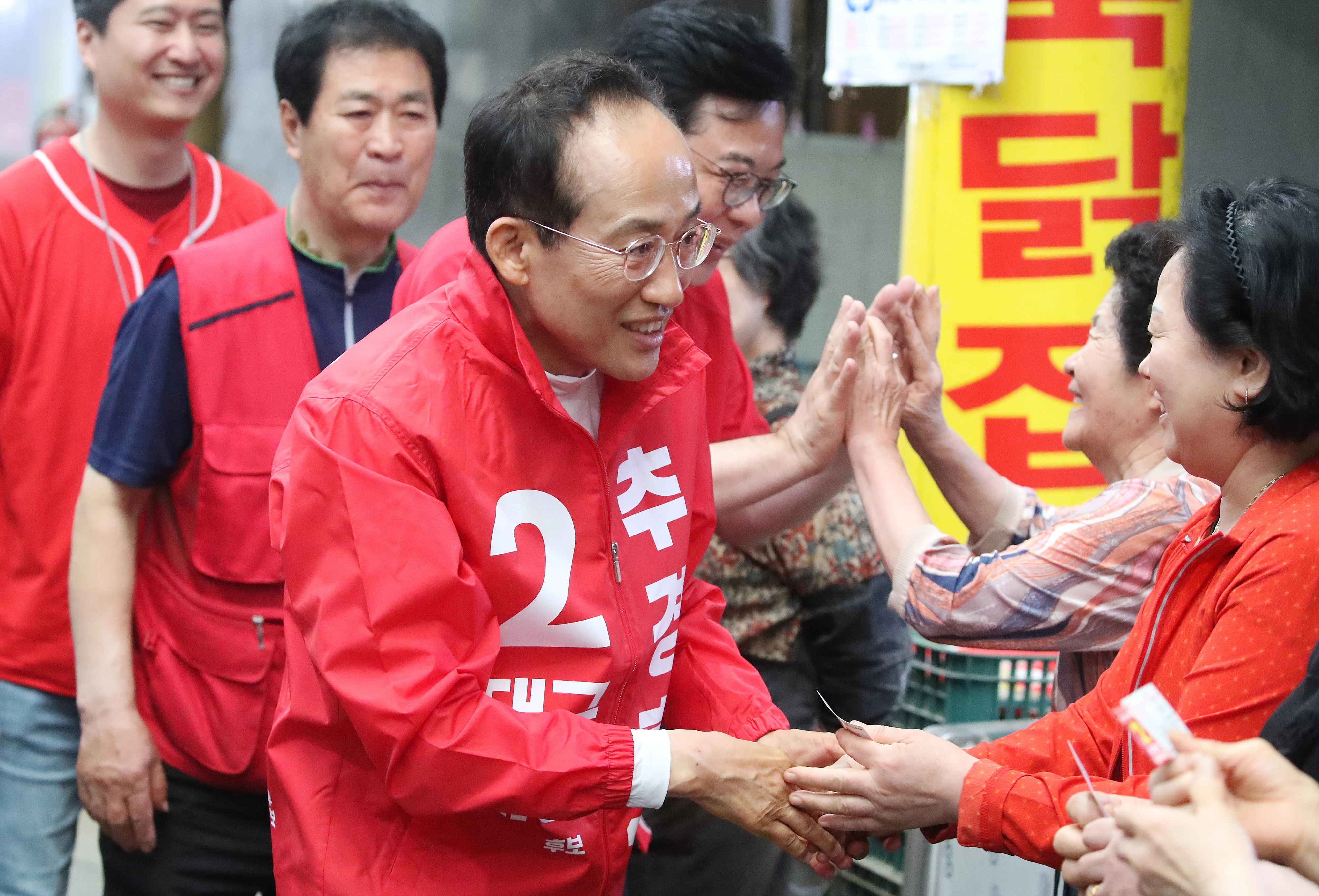 전통시장 찾은 추경호  추경호 국민의힘 대구시장 후보가 6·3 지방선거를 하루 앞둔 2일 대구 북구 팔달신시장에서 시민들과 만나 지지를 호소하고 있다. 2026.6.2. 뉴스1