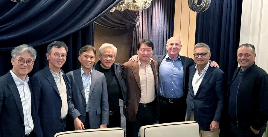 최태원-젠슨 황, 대만 엔비디아 GTC 회동  지난 1일 대만에서 열린 엔비디아 연례 기술 전시회 ‘GTC 타이베이’에서 최태원 SK그룹 회장(오른쪽 네 번째), 곽노정 SK하이닉스 대표이사 사장(왼쪽 세 번째) 등 SK그룹 경영진이 젠슨 황 CEO(왼쪽 네 번째) 등 엔비디아 경영진과 비공개 회동 뒤 기념 촬영을 하고 있다. SK하이닉스 제공